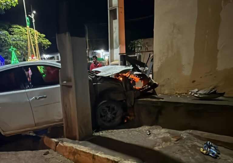 Motorista perde controle, bate em calçada e deixa local após acidente em Epitaciolândia
