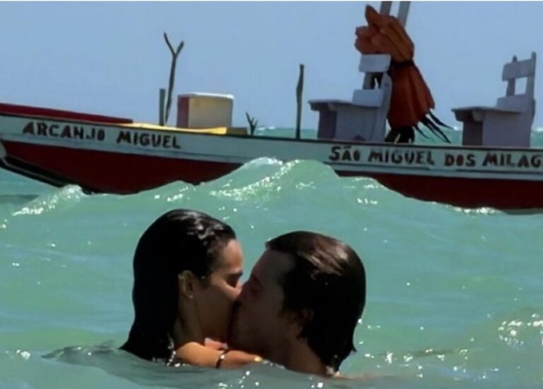Bruna Marquezine e Shawn Mendes são flagrados em clima de romance no mar