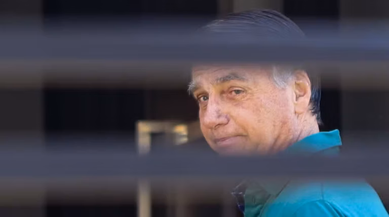 Bolsonaro pode ir ao semiaberto em 2033 e ser solto em 2037, diz Vara de Execuções do DF
