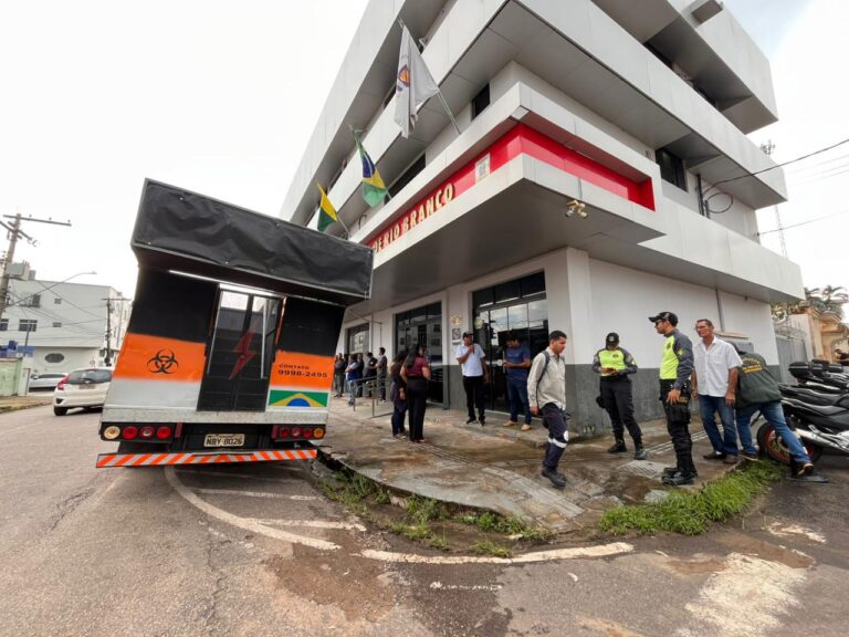 Manifestantes estacionam caminhão de som em vaga para deficientes na Câmara e RBTrans é acionada