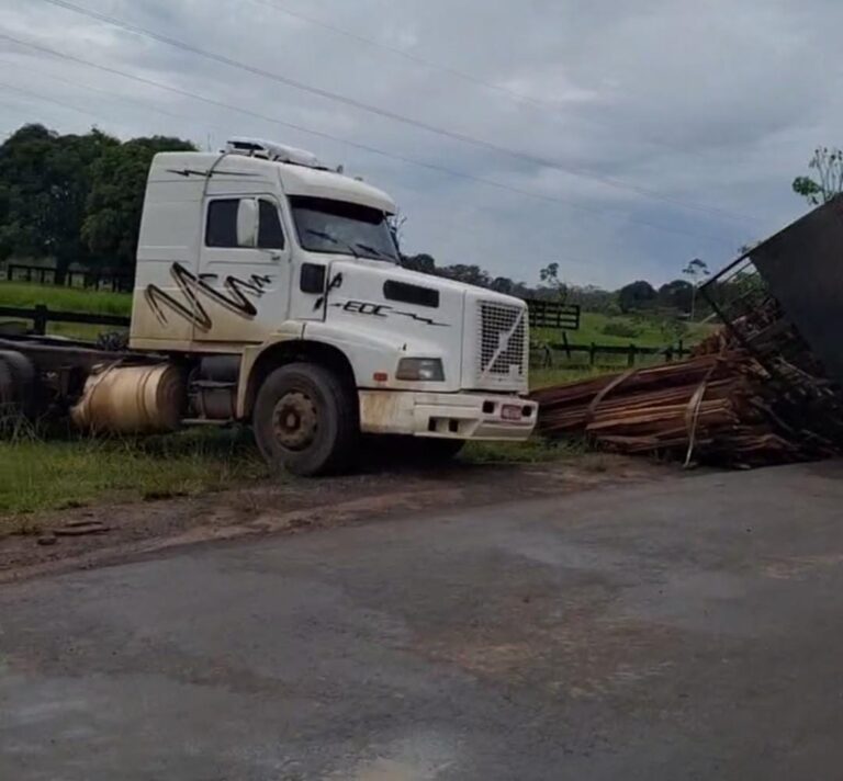 Caminhão tomba na BR-364 entre Rio Branco e Sena Madureira na manhã desta quarta-feira