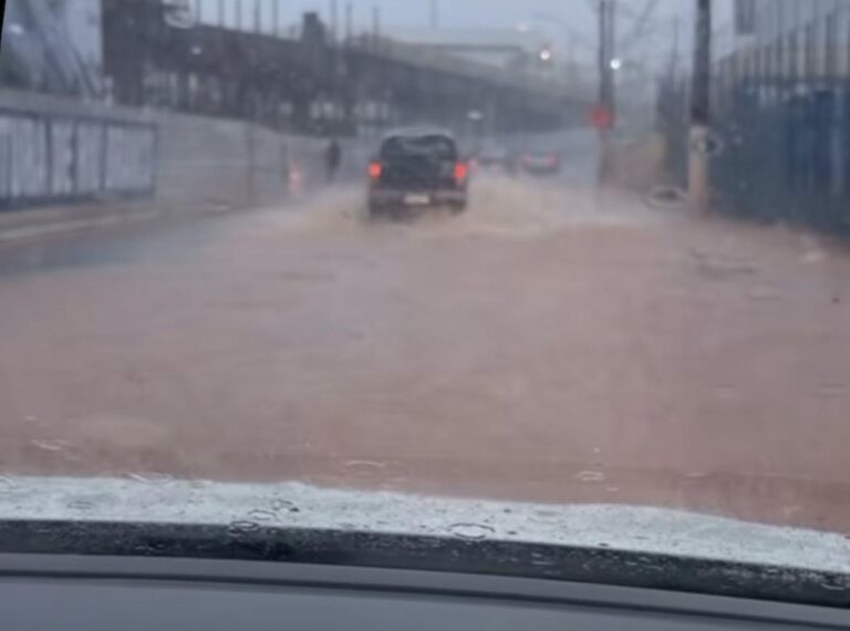 Chuva intensa deixa trecho da Dias Martins submerso próximo ao elevado da AABB; vídeo