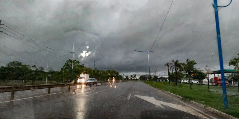 Inmet emite alerta de perigo de chuvas fortes e ventos de 60km para o fim de semana no Acre