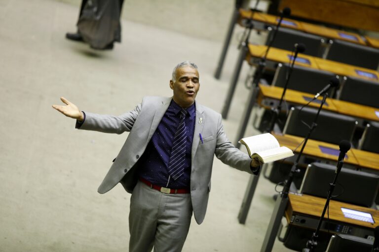 Deputado âex-gayâ apresenta projeto para criar o Dia Nacional do Orgulho HĂ©tero no Brasil