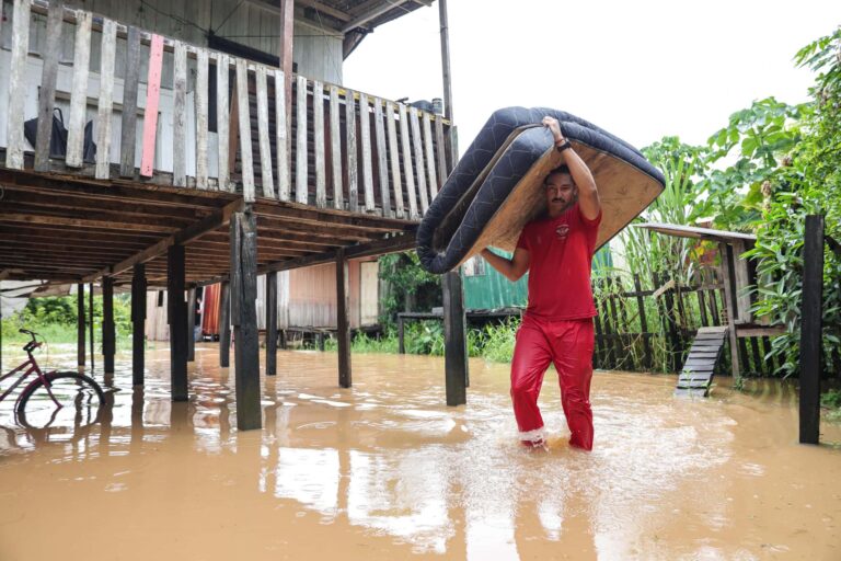 Rio Acre sobe cerca de 3 metros em 24 horas e governo intensifica apoio às famílias