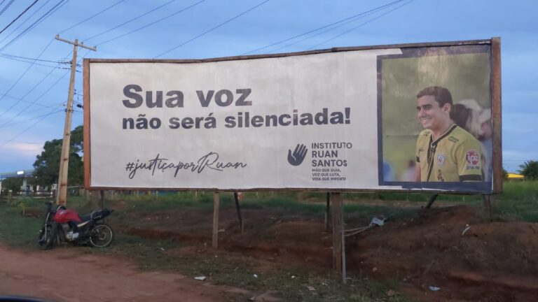 Outdoors e moto acorrentada: pai transforma luto em protesto por Justiça a jovem morto na AC-10