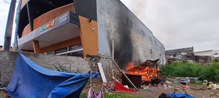 Bombeiros evitam que incêndio atinja prédio no Centro de Cruzeiro do Sul e controlam fogo em casebre