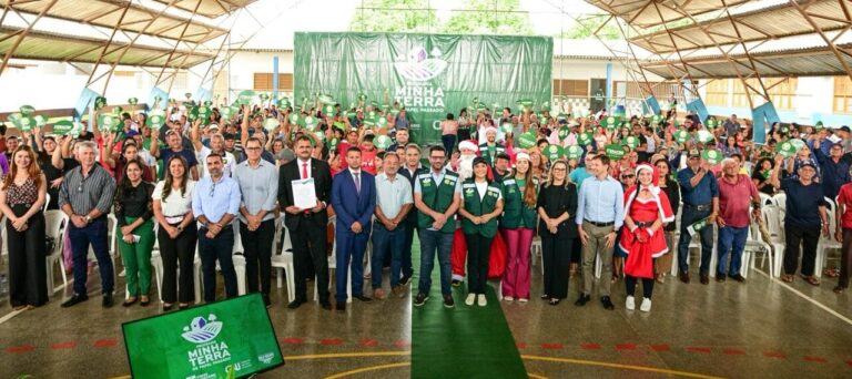Governo entrega 200 títulos definitivos e em ação de regularização fundiária do Estado