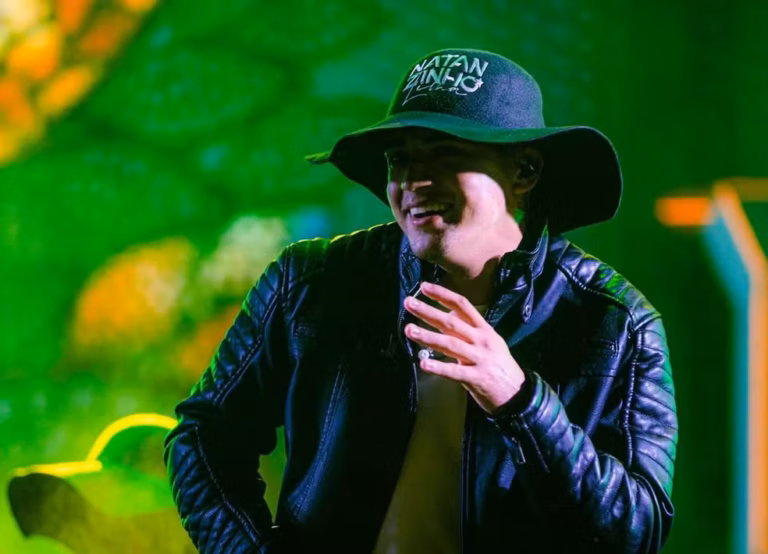 Natanzinho Lima é atingido por fogos arremessados durante show e momento causa pânico no público