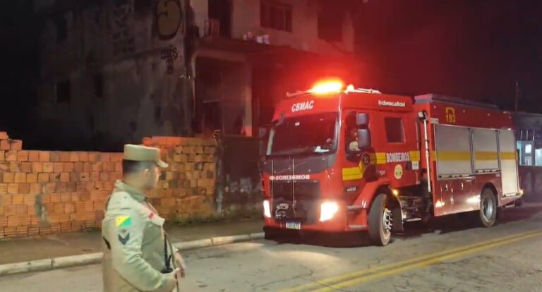 PrĂ©dio abandonado Ă© incendiado novamente em Rio Branco; VĂDEO