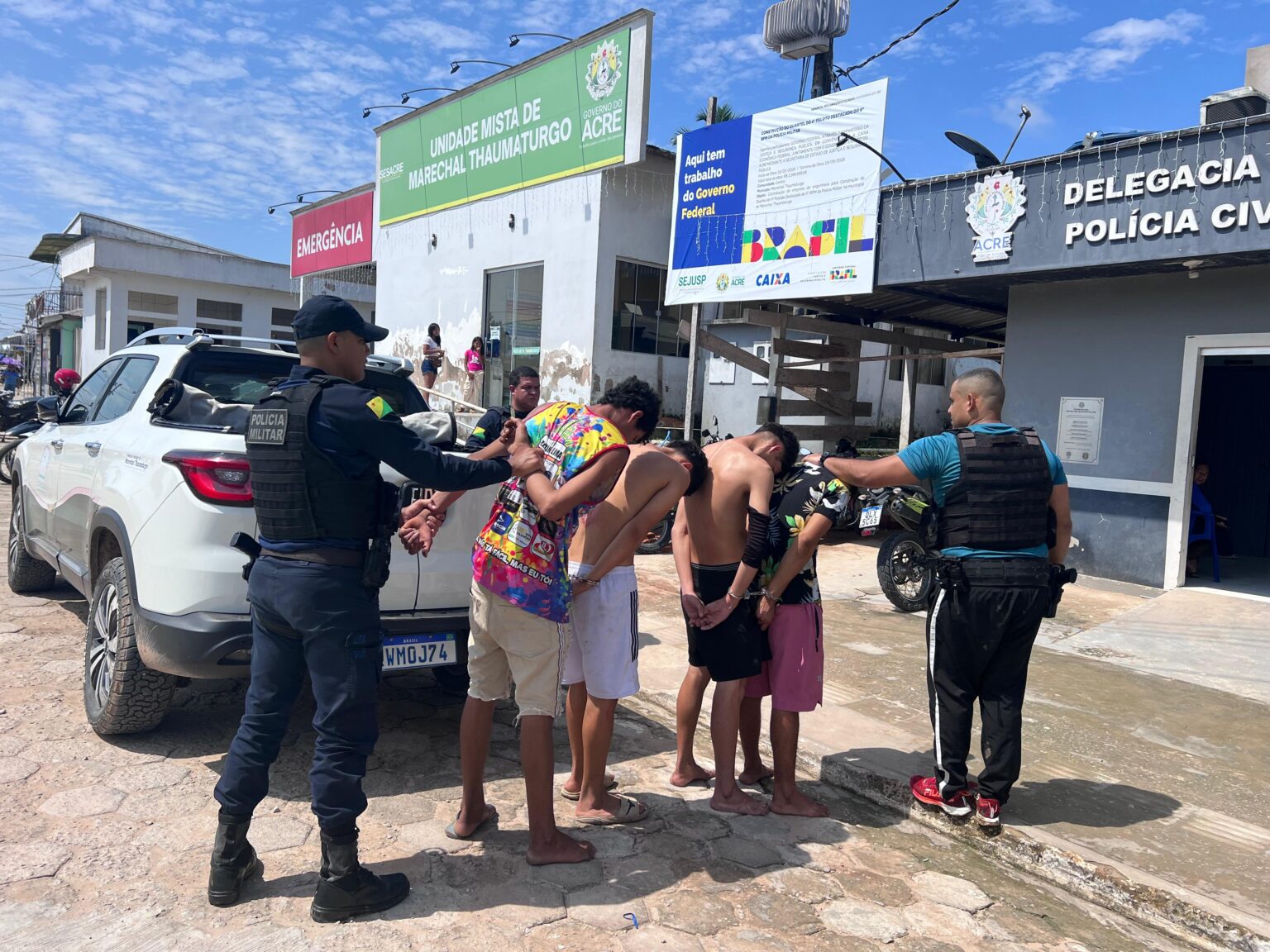 Polícia prende três e apreende adolescente acusados de praticar tortura no Acre