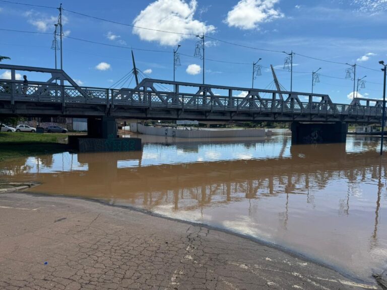 Nível do Rio Acre volta a diminuir, mas permanece acima da cota de transbordo na capital