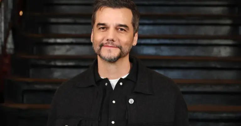 Wagner Moura brilha em desfile da Chanel em Nova York com encontros de peso