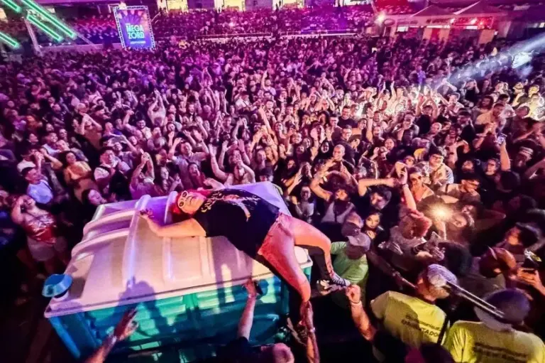 Wanderley Andrade faz show histórico em cima de banheiro químico e arrasta multidão no Psica 2025