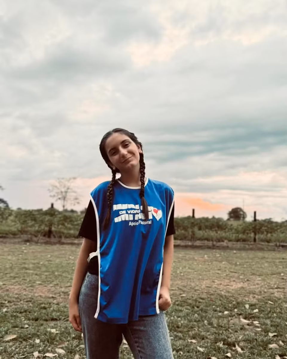 Adolescente de 16 anos morre após van ser atingida por caminhão na BR-364