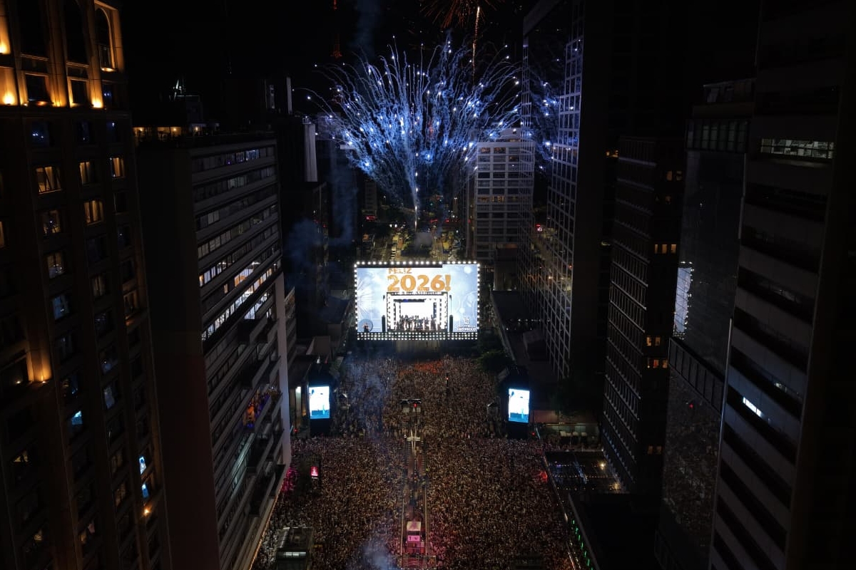 ano-novo:-maratona-de-14-horas-de-shows-leva-milhares-a-paulista