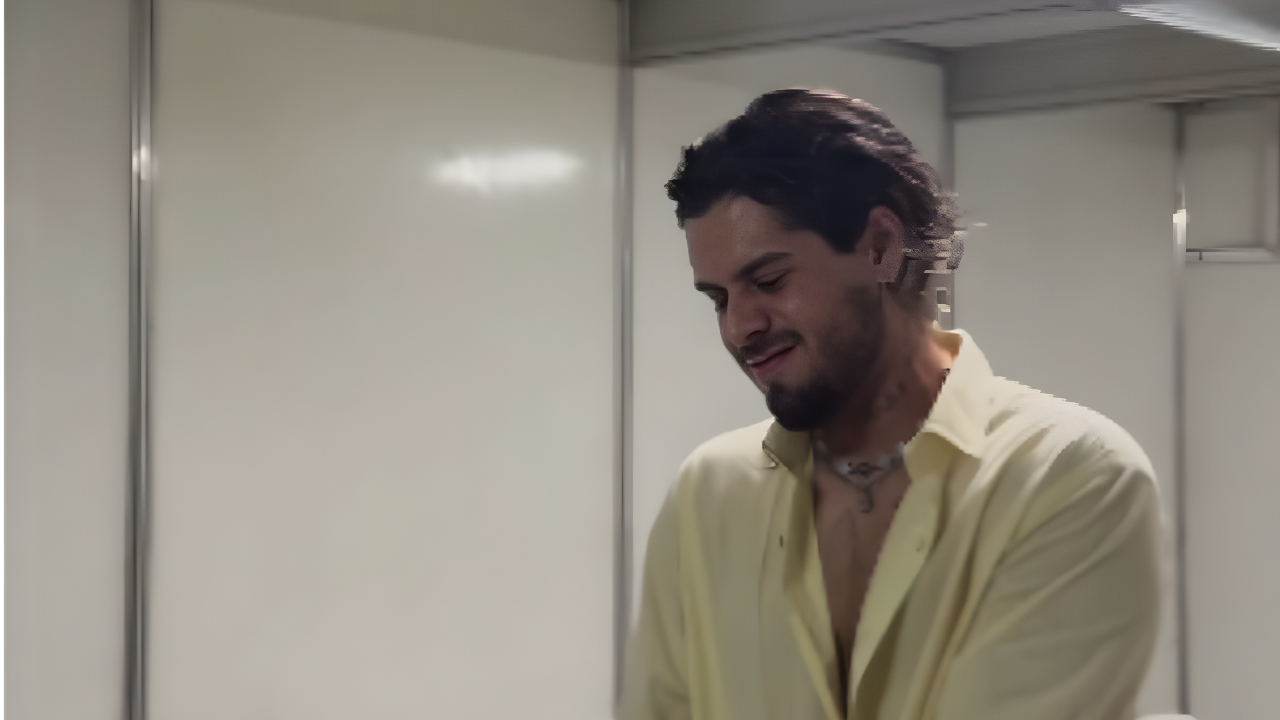 ze-felipe-comemora-reveillon-‘sozinho’-e-chama-atencao-nas-redes;-veja-video