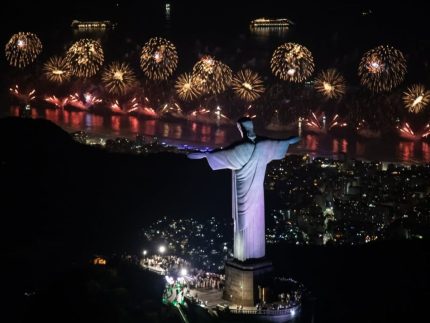 reveillon-do-seculo:-rio-de-janeiro-reune-fogos,-drones-e-mais-de-5-milhoes-de-pessoas