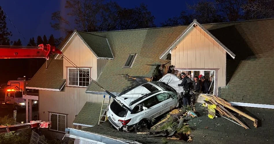 suv-‘decola’,-atinge-telhado-e-arremessa-motorista-em-piscina