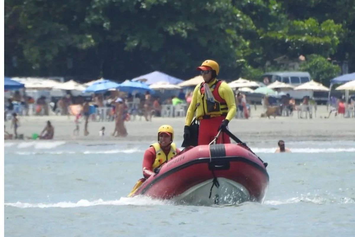 bombeiros-buscam-banhista-arrastado-pelas-ondas-no-litoral-de-sp
