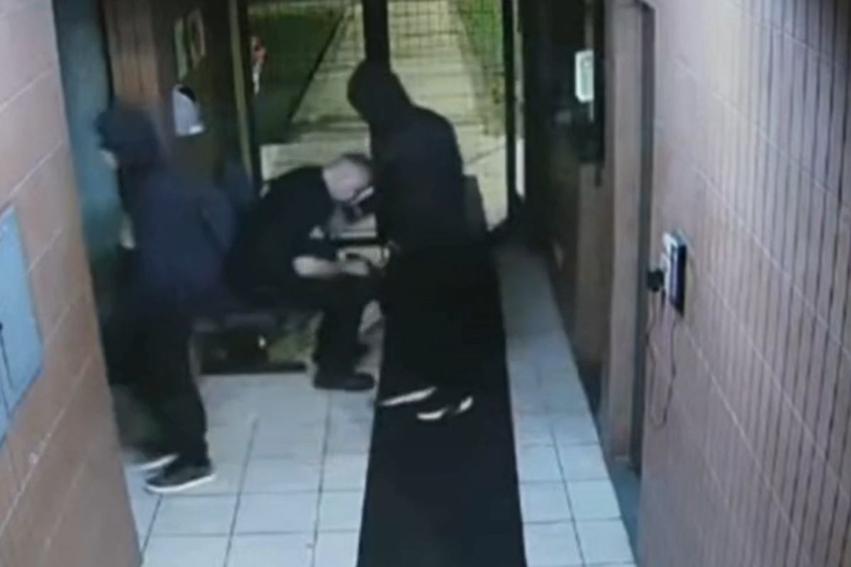 veja-momento-em-que-ladroes-rendem-vigilantes-e-roubam-predio-da-usp