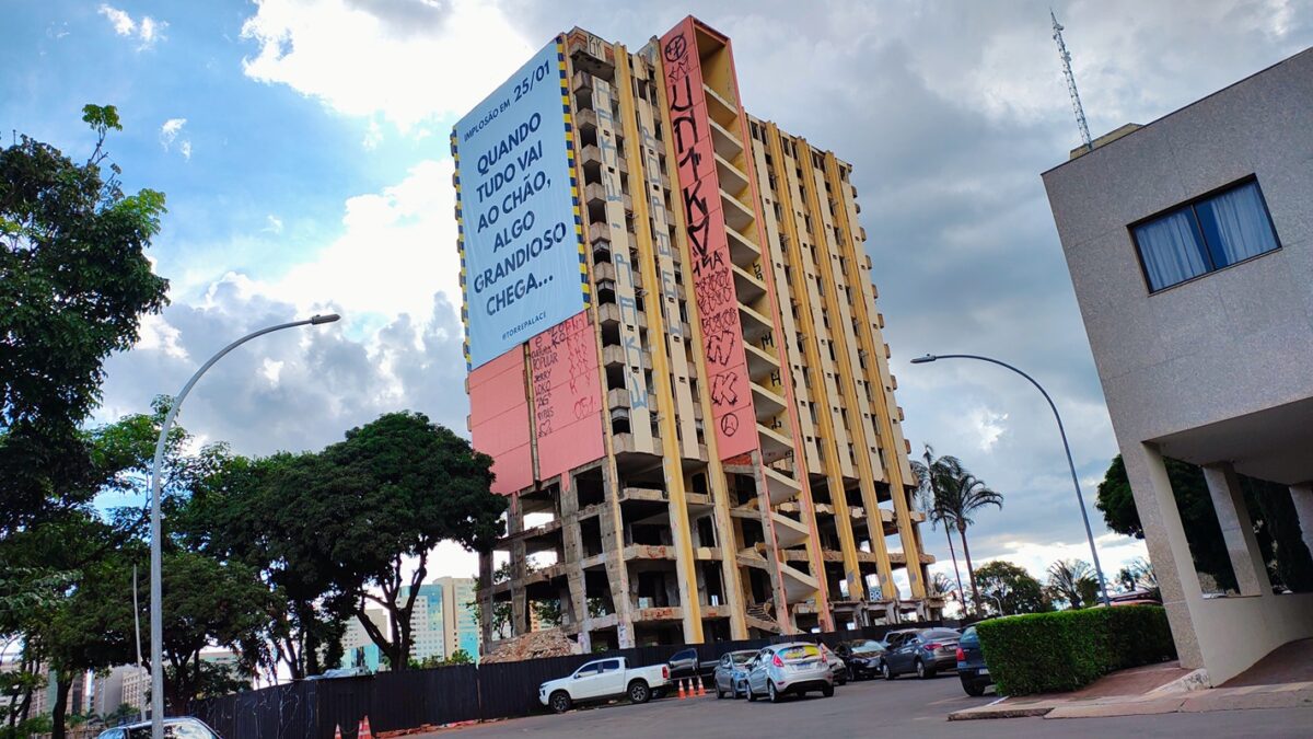 faixa-gigante-toma-lateral-de-iconico-hotel-que-sera-implodido-no-df