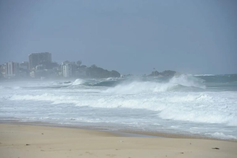 Buscas por adolescente desaparecido em Copacabana entram no segundo dia após virada do ano
