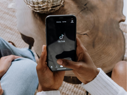 tiktok-e-notificado-para-identificar-usuarias-que-humilharam-influenciador-com-deficiencia