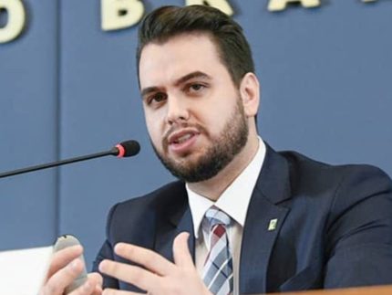 filipe-martins,-ex-assessor-de-bolsonaro,-e-preso-por-descumprir-medida-cautelar