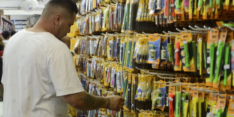 Volta às aulas pesa no bolso: gasto com material escolar passa de R$ 1.500 e Procon alerta para abusos