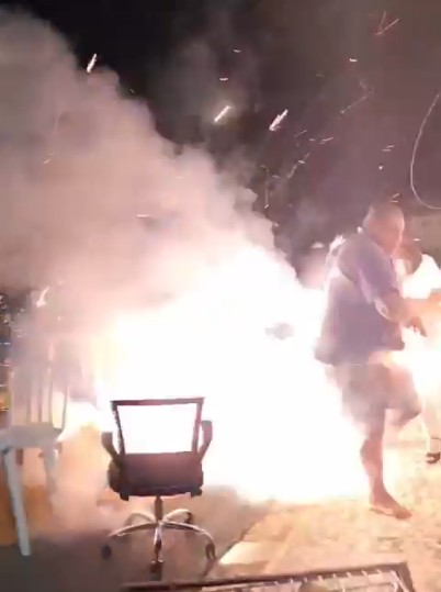 homem-acende-rojao-de-cabeca-para-baixo-e-o-inesperado-acontece;-veja-video