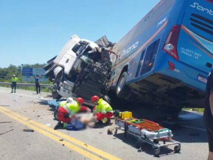 onze-pessoas-morrem-em-acidente-envolvendo-caminhao-e-onibus-no-rs