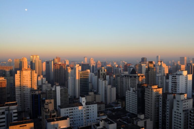 Fim de semana começa quente, mas frente fria muda o tempo em São Paulo