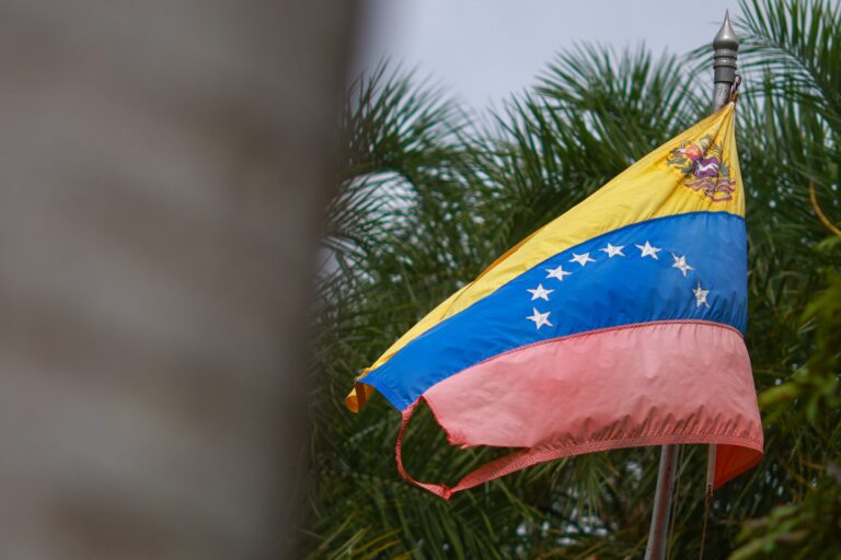 Embaixadas dos EUA e da Venezuela têm movimento tranquilo após ataque