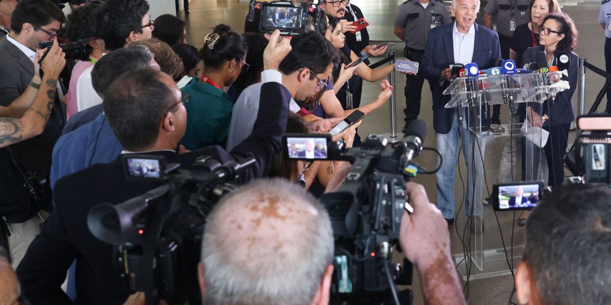 fronteira-do-brasil-com-a-venezuela-esta-tranquila-e-aberta,-diz-mucio