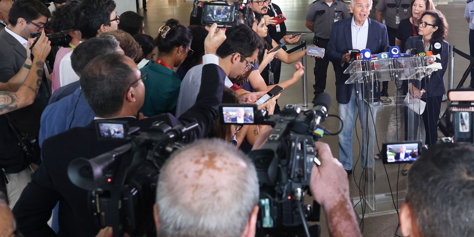 fronteira-do-brasil-com-a-venezuela-esta-tranquila-e-aberta,-diz-mucio