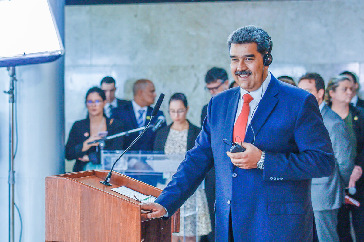 vaza-1a-foto-de-nicolas-maduro-algemado-apos-prisao