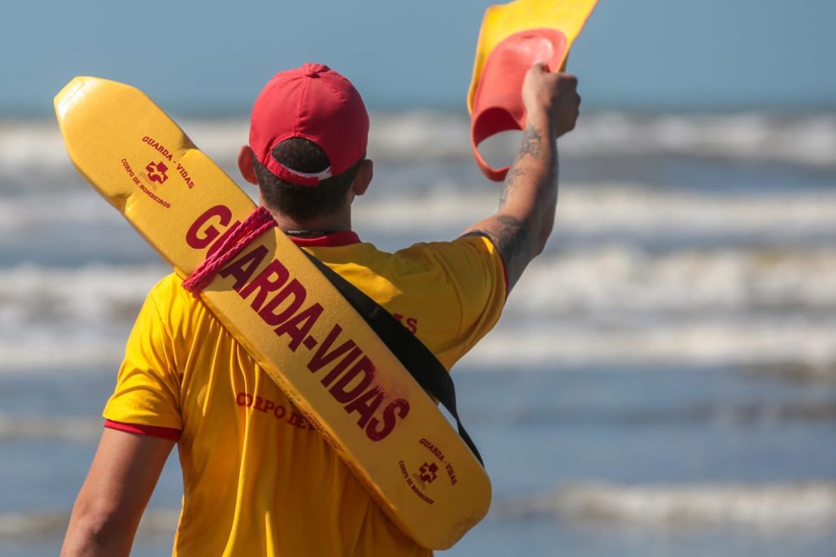 aguia-resgata-5-banhistas-em-risco-de-afogamento-no-litoral-de-sp