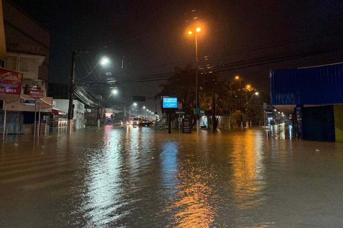 com-alto-volume-de-chuva,-cidades-do-litoral-de-sp-tem-ruas-alagadas.-video-e-fotos