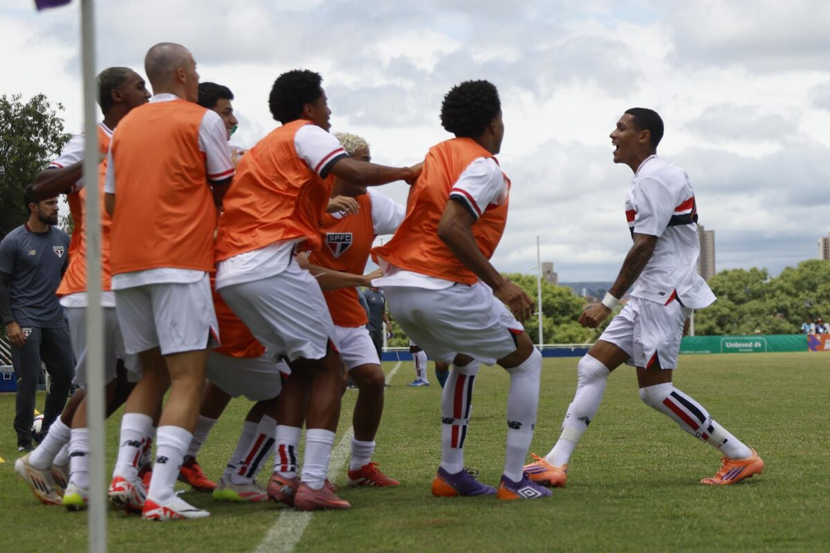 sao-paulo-marca-gol-olimpico-na-estreia-da-copinha;-veja-video