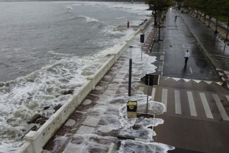 Maré elevada e ondas de até 3 metros mantêm Baixada Santista em alerta