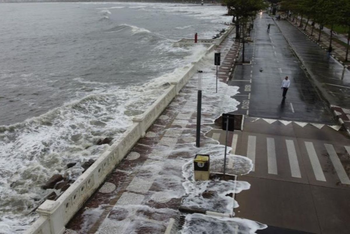mare-elevada-e-ondas-de-ate-3-metros-mantem-baixada-santista-em-alerta