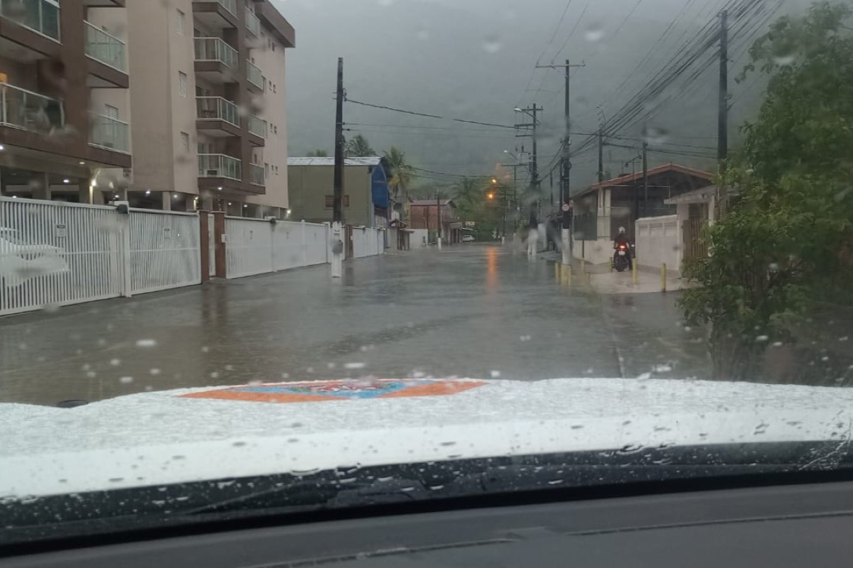 chuva-forte-no-litoral-de-sp-deixa-mais-de-300-pessoas-fora-de-casa