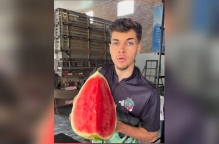 “Galã da melancia” viraliza na web ao mostrar fruta e ganhar elogios