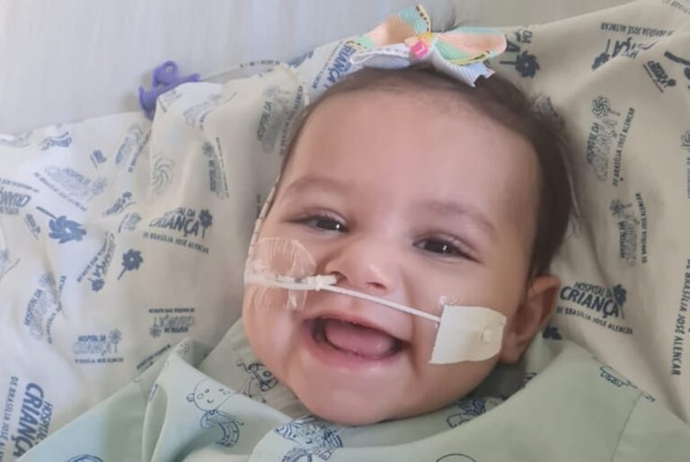 “Coração na mão”: precisando de cirurgia, menina de 2 anos corre risco