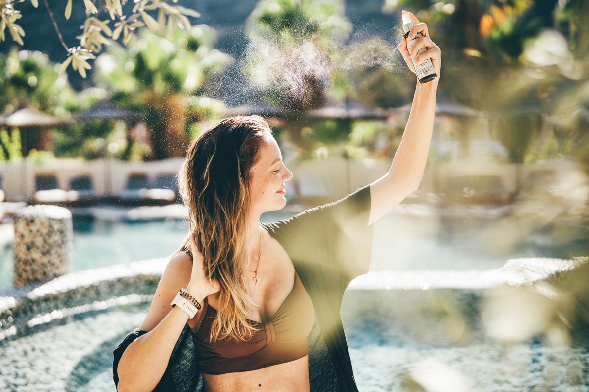 usar-perfume-e-se-expor-ao-sol-pode-queimar-a-pele,-alerta-expert