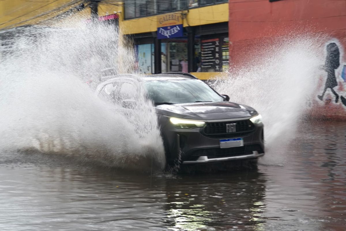chuva-causa-estragos-e-deixa-ruas-alagadas-em-sao-paulo.-veja-fotos