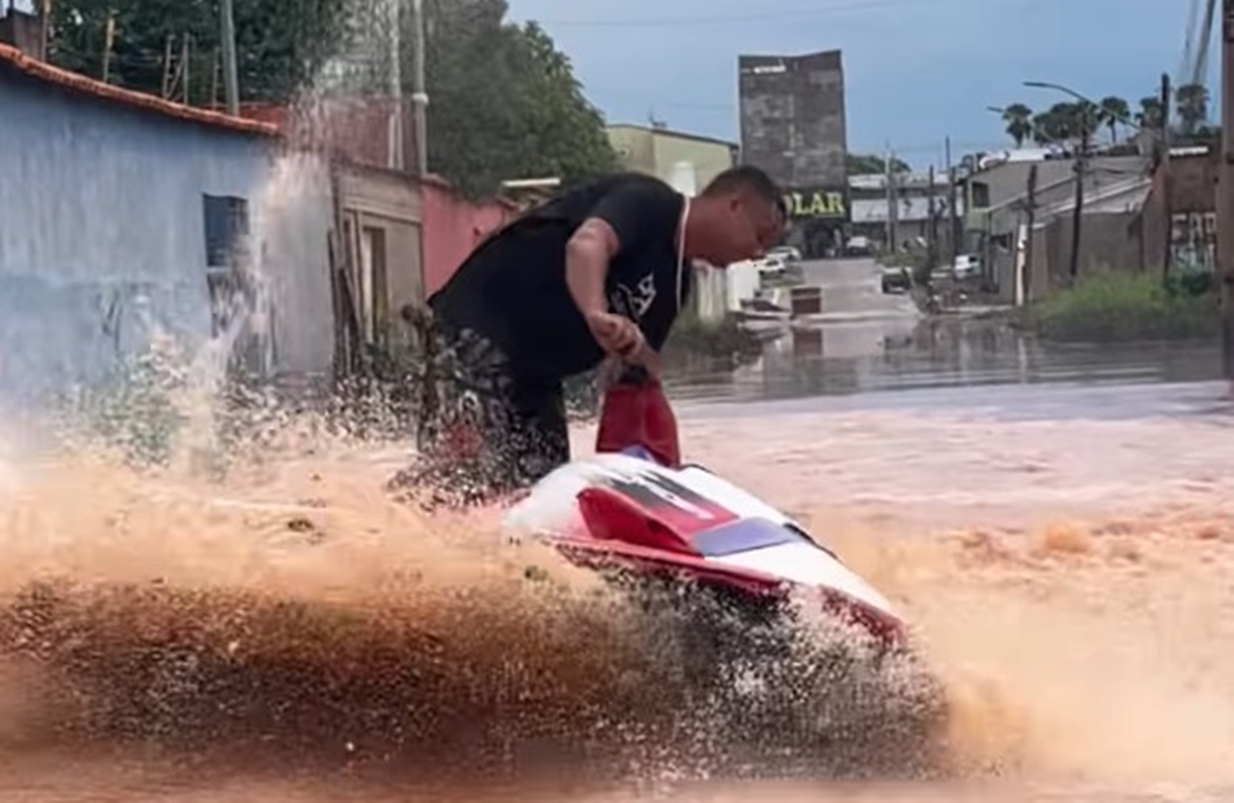 jet-ski-usado-em-video-viral-gravado-em-rua-alagada-de-go-e-apreendido