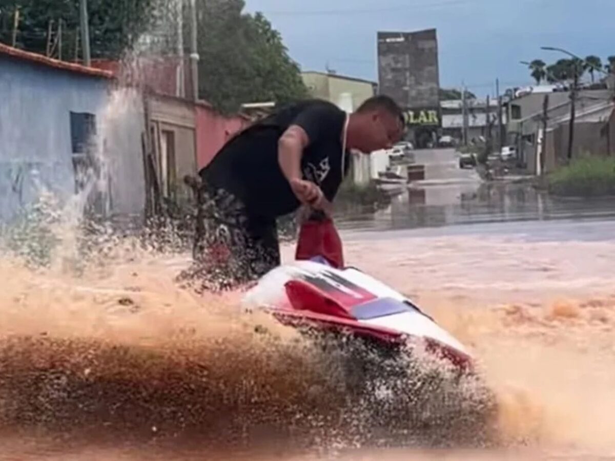 apos-viralizar-com-jet-ski-em-rua-alagada,-jovem-tem-veiculo-apreendido