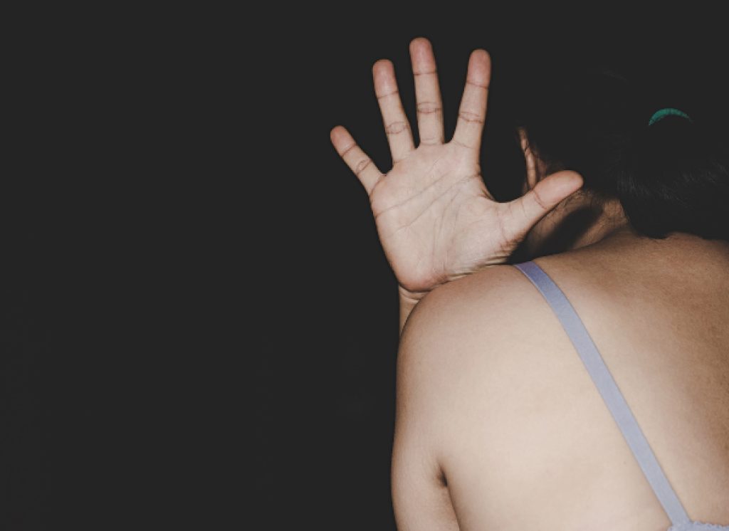 jovem-relata-ter-sido-estuprada-por-quatro-homens-e-denuncia-crime-a-policia